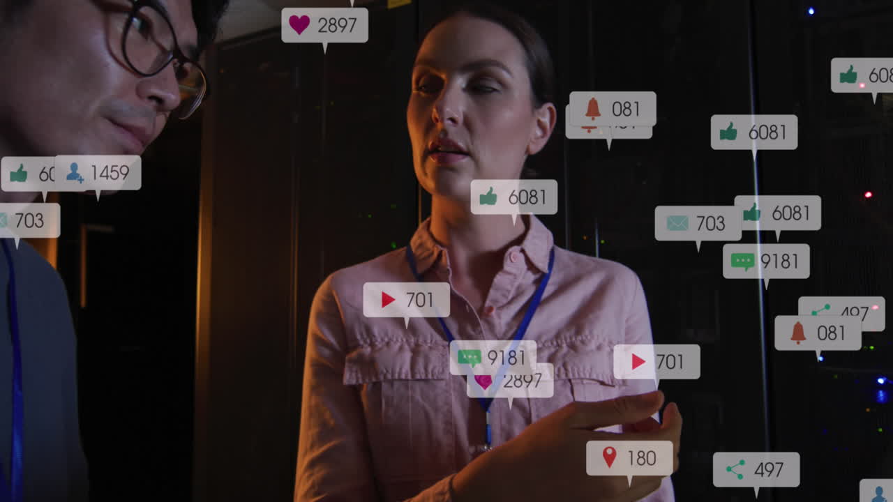 animación de iconos de redes sociales sobre diversos ingenieros y ingenieras que trabajan en la sala de servidores