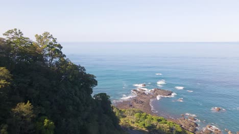impresionante costa tropical junto a la ciudad costera de jacó en la costa del pacífico central de costa rica
