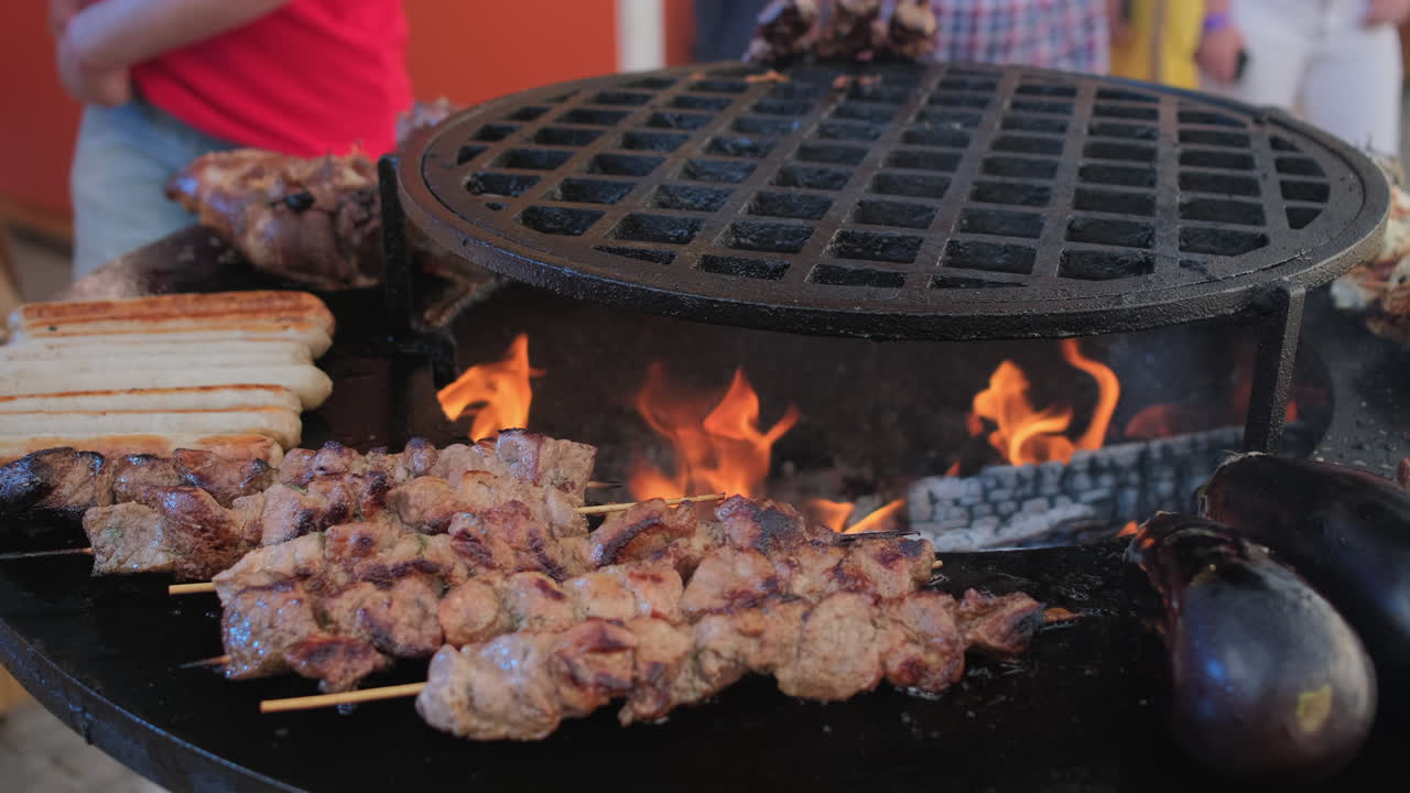 식품 시장 에서 구운 고기 와 채소