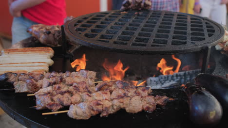 мясо и овощи на гриле на продовольственном рынке