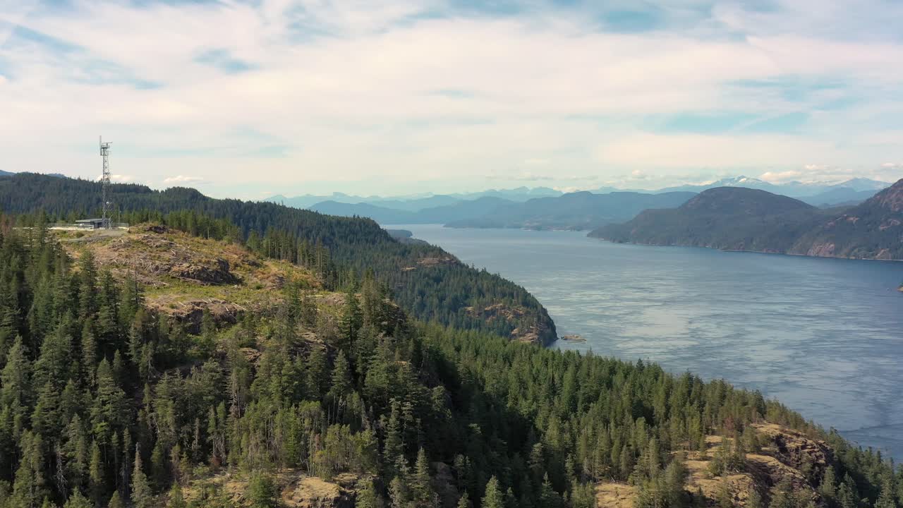 Dronen afslører Vancouver Island: Flyver over Campbell River med havudsigt