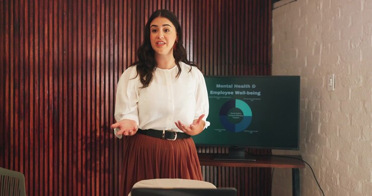 Mujer joven dando una presentación profesional en una oficina