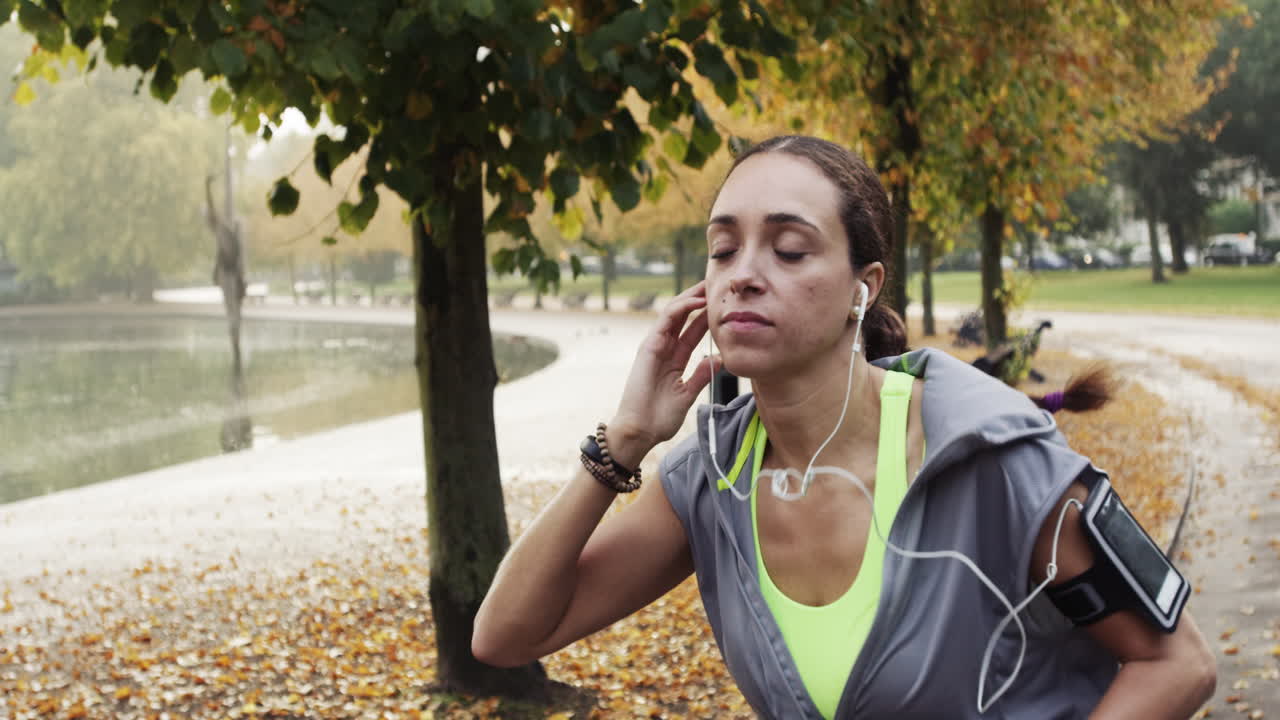 corredora mujer corriendo en el parque haciendo ejercicio al aire libre rastreador de fitness tecnología portátil