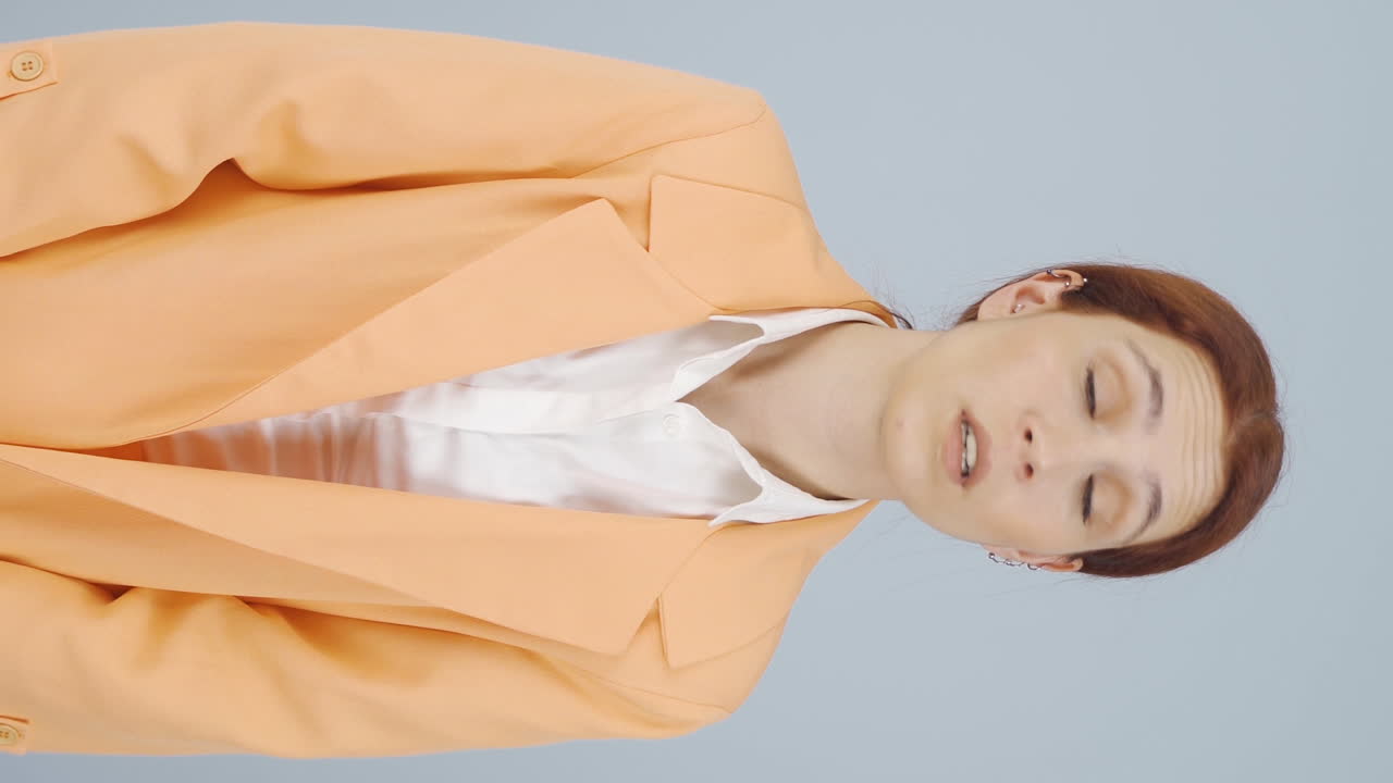 비즈니스 여자가 카메라에 "아니요"라고 말하는 수직 비디오입니다.