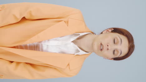 비즈니스 여자가 카메라에 "아니요"라고 말하는 수직 비디오입니다.