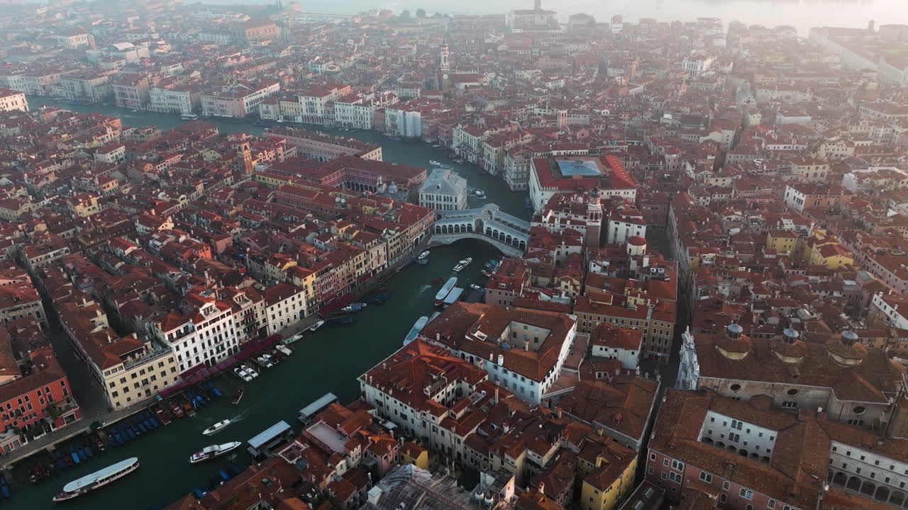 Famoso Ponte di Rialto sul Canal Grande a Venezia, Italia - panoramica aerea