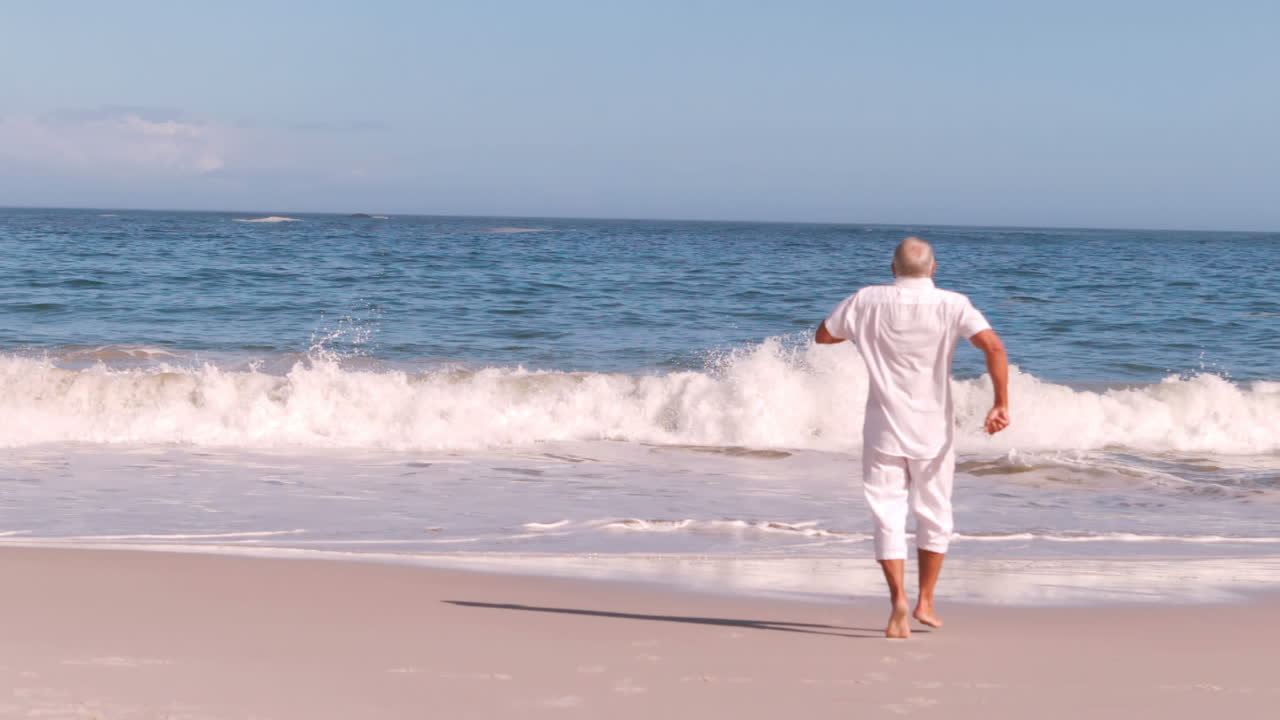 hombre maduro corriendo y saltando