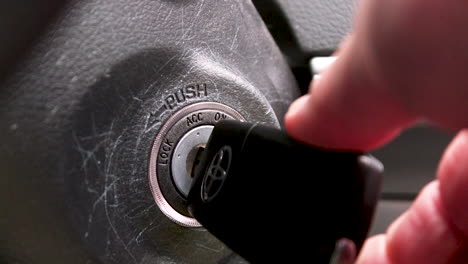 girar la llave en el encendido de un vehículo de motor, coche.