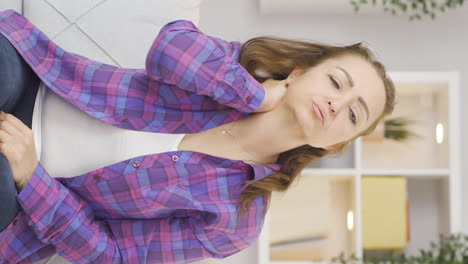 Vertical-video-of-Woman-with-neck-pain.