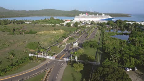 阿姆伯灣 (amber cove) 旅遊港口,背景是多米尼加共和國的普埃爾托普拉塔 (puerto plata)