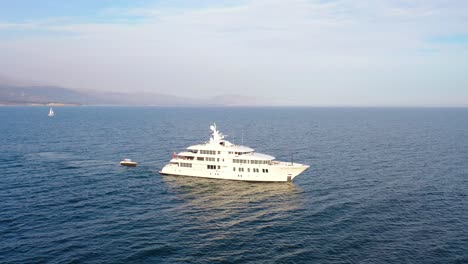 Antenne-über-Einer-Großen-Weißen-Privatyacht,-Die-Vor-Der-Küste-Von-Santa-Barbara-Kalifornien-Kreuzt-1