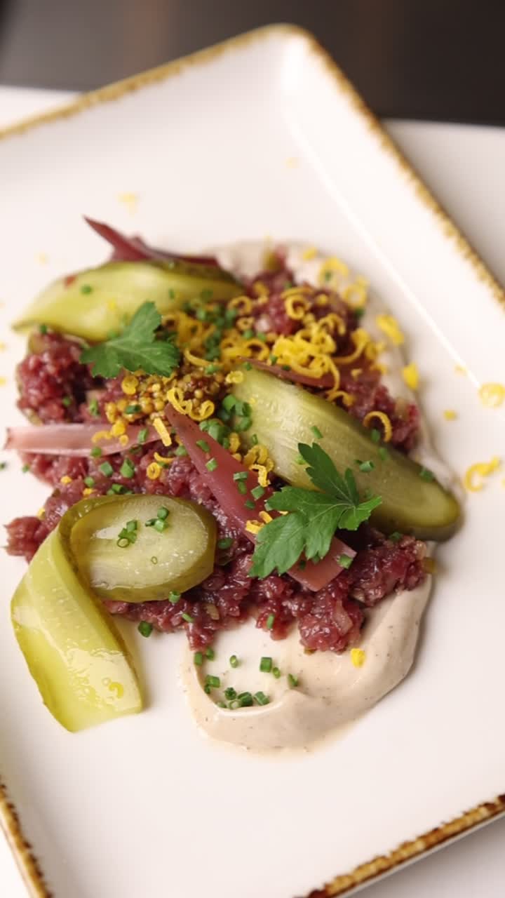 Appetitlig oksetatarret med syltede agurker og friske krydderurter