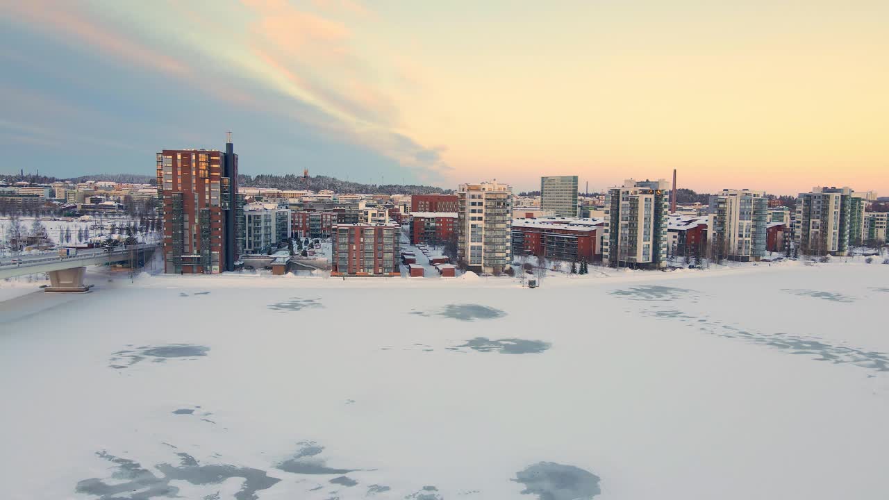 vista aérea de la ciudad finlandesa en una hermosa luz de invierno suave
