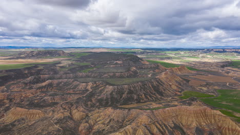 Lufthyperlapse-über-Den-Bardenas-Reales-Bergen,-Wüstenlandschaft,-Spanien