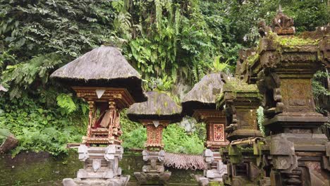 Antigua-Arquitectura-De-Templo-De-Piedra-Balinés-Con-Techo-De-Pelo-En-El-Exuberante-Bosque,-Bali-Indonesia-Edificios-Sagrados-Hindúes-Tradicionales,-Pura-Mengening-Tampaksiring