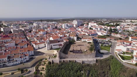 estableciendo una vista aérea de la hermosa ciudad de pescadores portuguesa