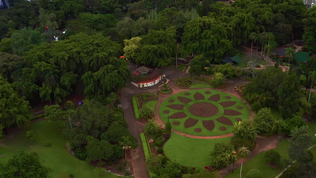 locura en forma de flor en los jardines botánicos de la ciudad de brisbane en la orilla del río brisbane en queensland, australia