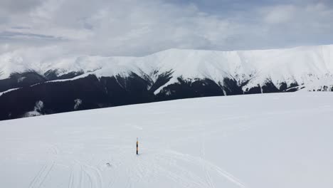 Riesige-Schneebedeckte-Iezer-Papusa-Berge-Unter-Bewölktem-Himmel,-Rumänien