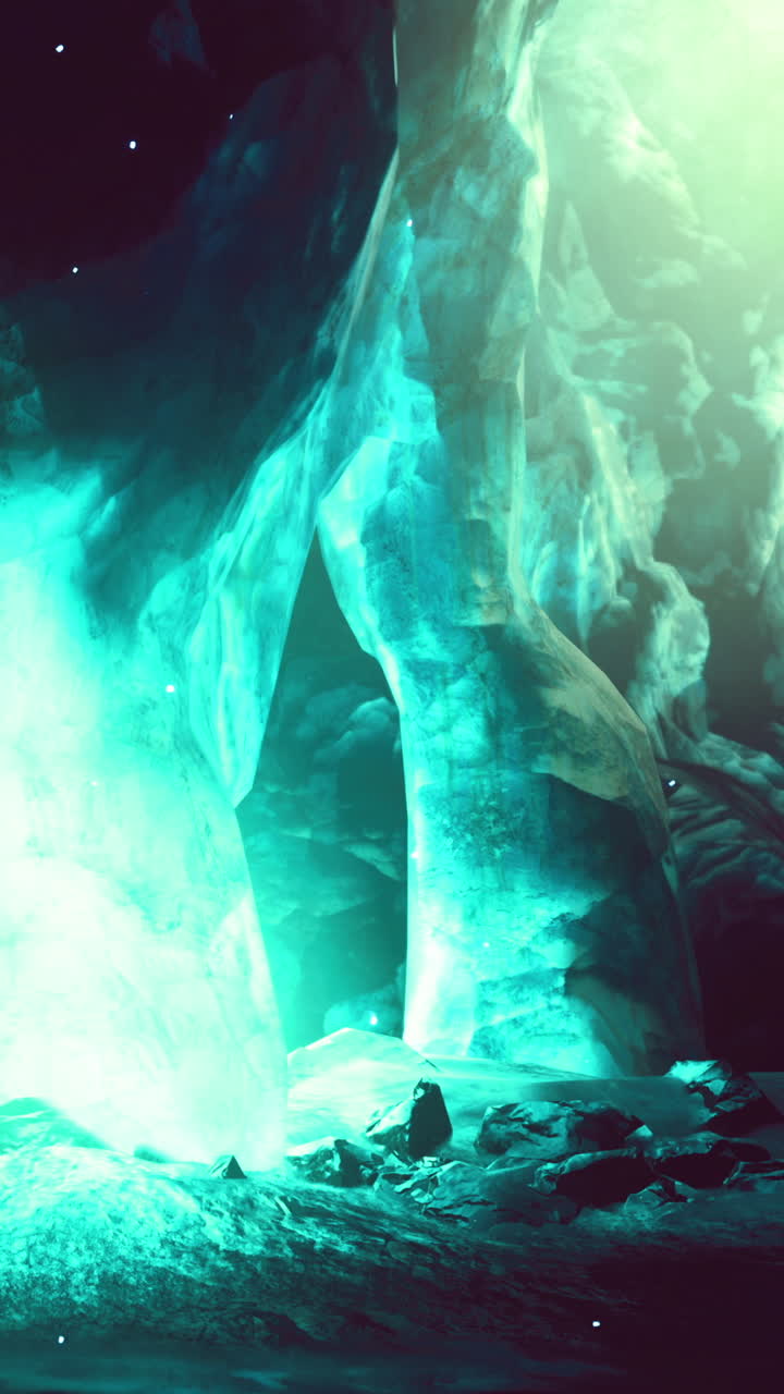 La luce filtra attraverso formazioni rocciose in una grotta durante un'esplorazione notturna.