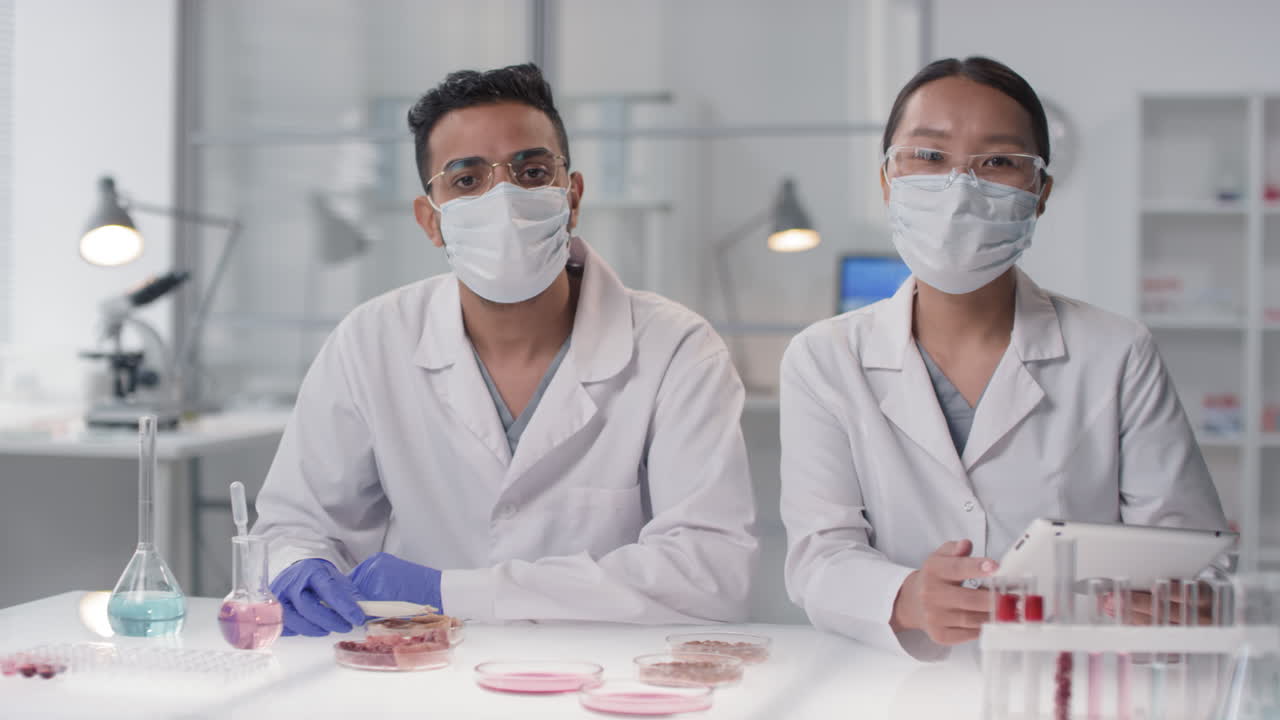 ученые в лабораторной обстановке