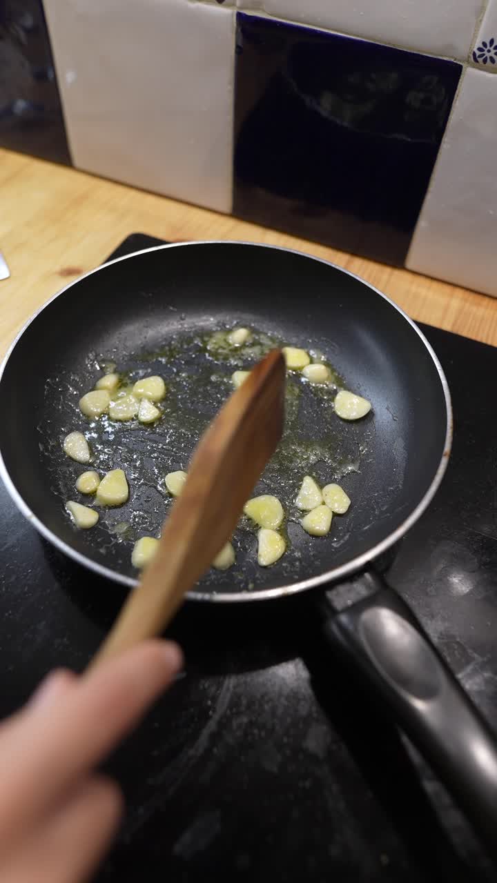 freír el ajo en una sartén