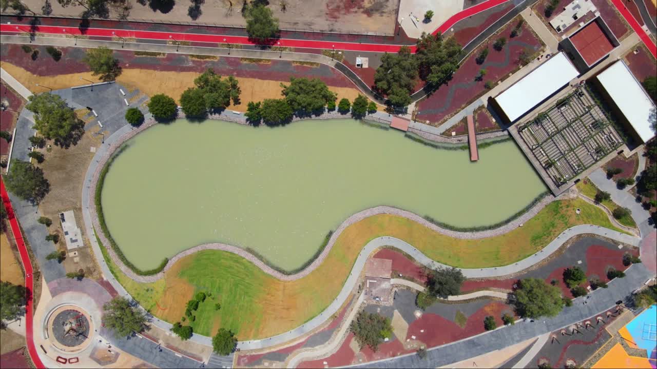 drone headshot fa parque de construcción con piscina turquesa en el centro de méxico