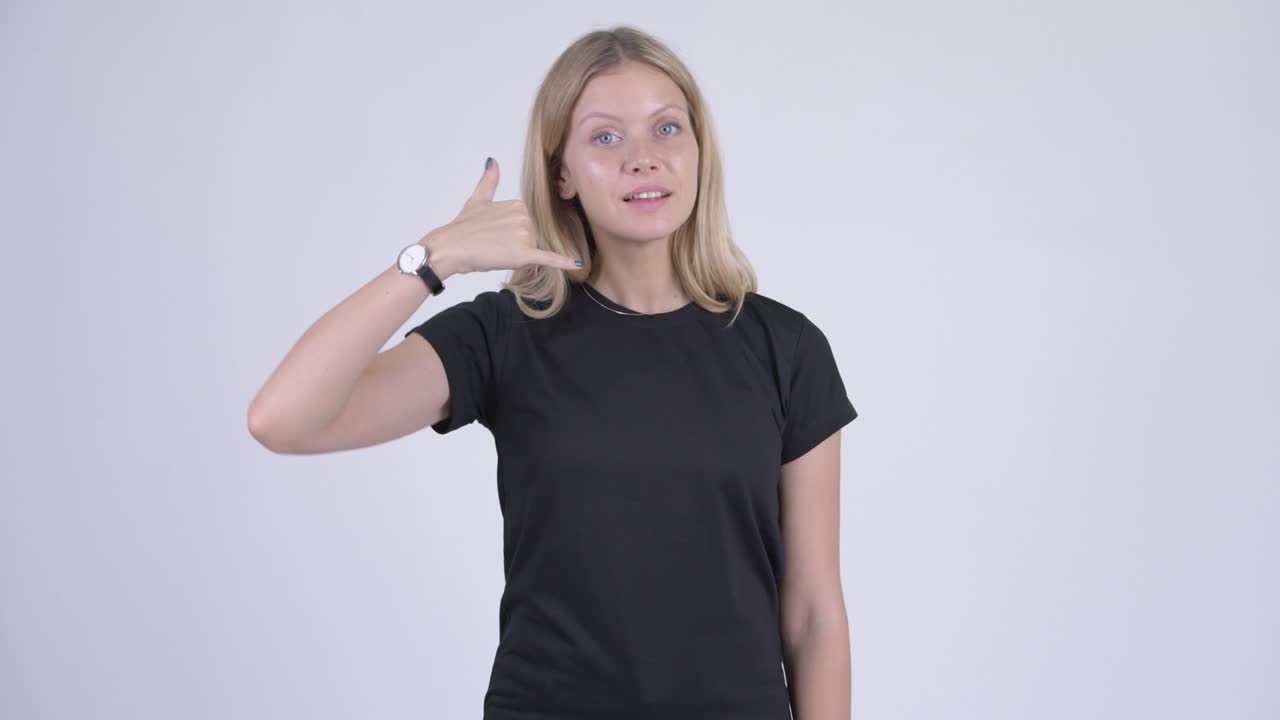 joven feliz y hermosa con cabello rubio