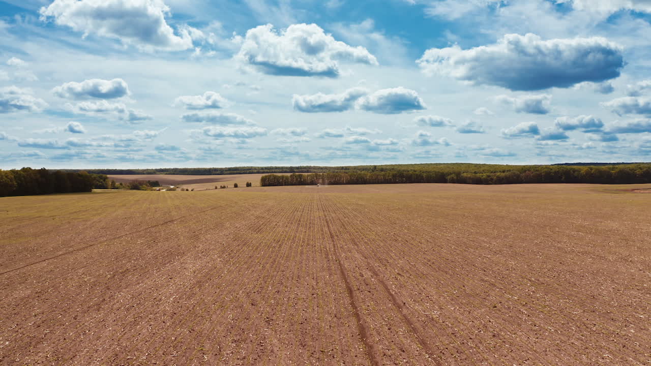 Ackerland von oben. Wunderschöne Agrarlandschaft eines offenen Feldes
