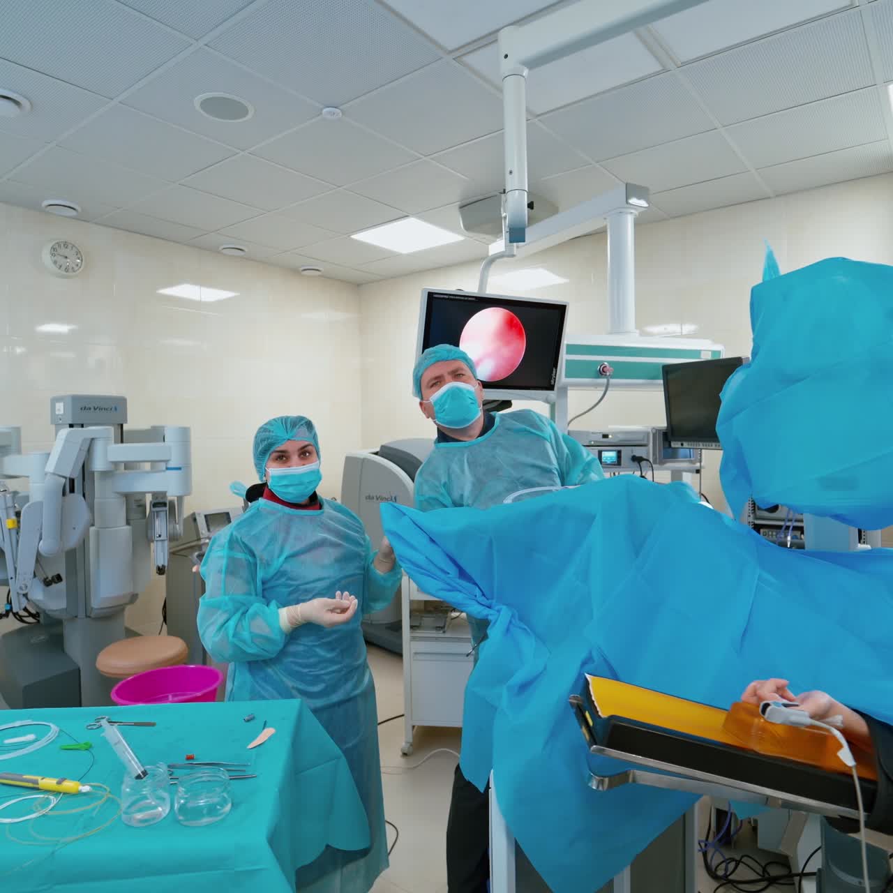 Equipo de cirujanos trabajando en quirófano.