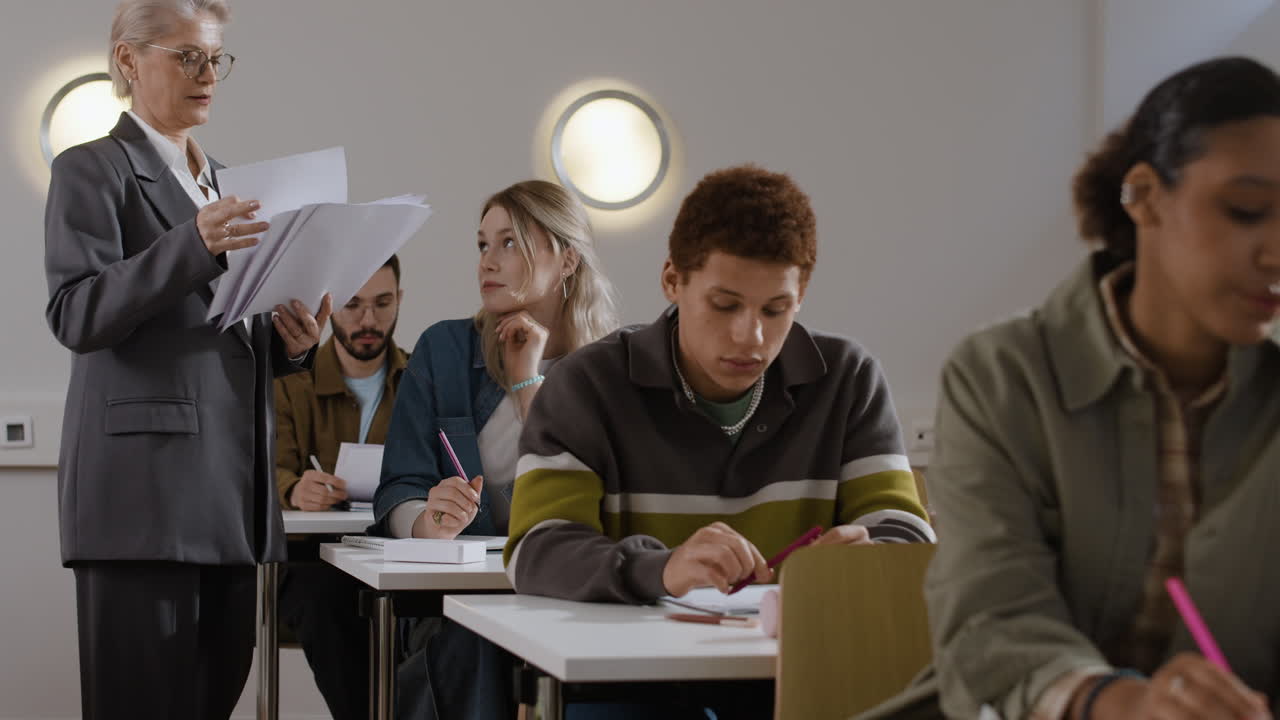 estudiantes tomando un examen en un aula