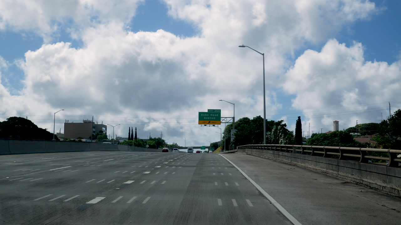 하와이의 주요 고속도로를 운전하는 pov