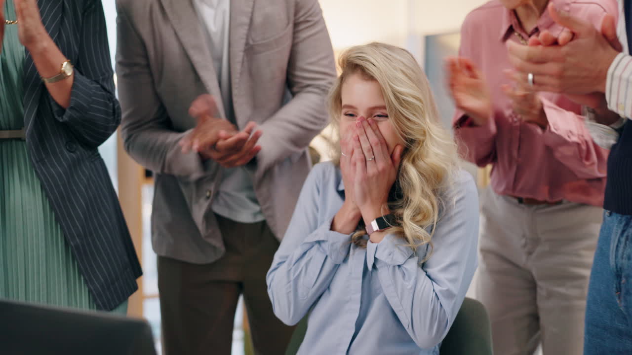 비즈니스 팀이 회의 중에 동료에게 박수를 치고 있습니다.