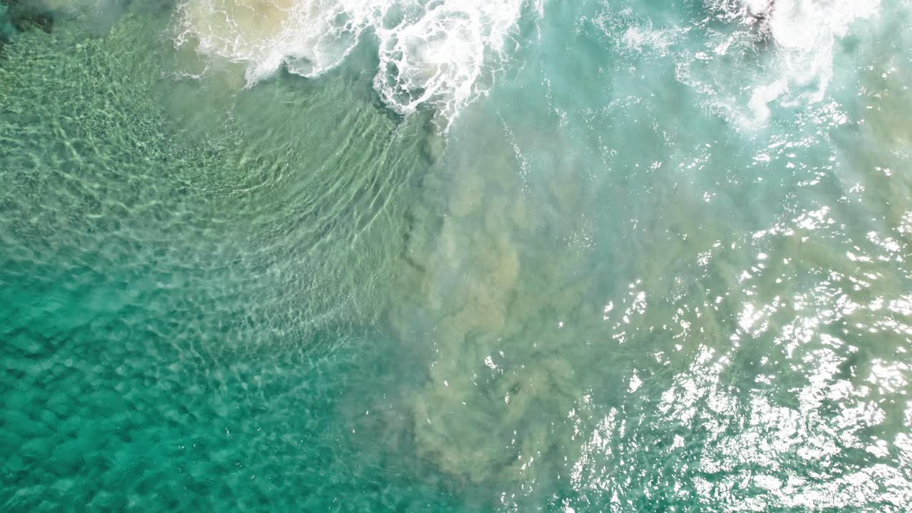vista aérea del mar turquesa de las cabezas de noosa en queensland, australia