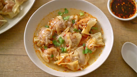 sopa wonton de cerdo o sopa de albóndigas de cerdo con chile asado - estilo de comida asiática