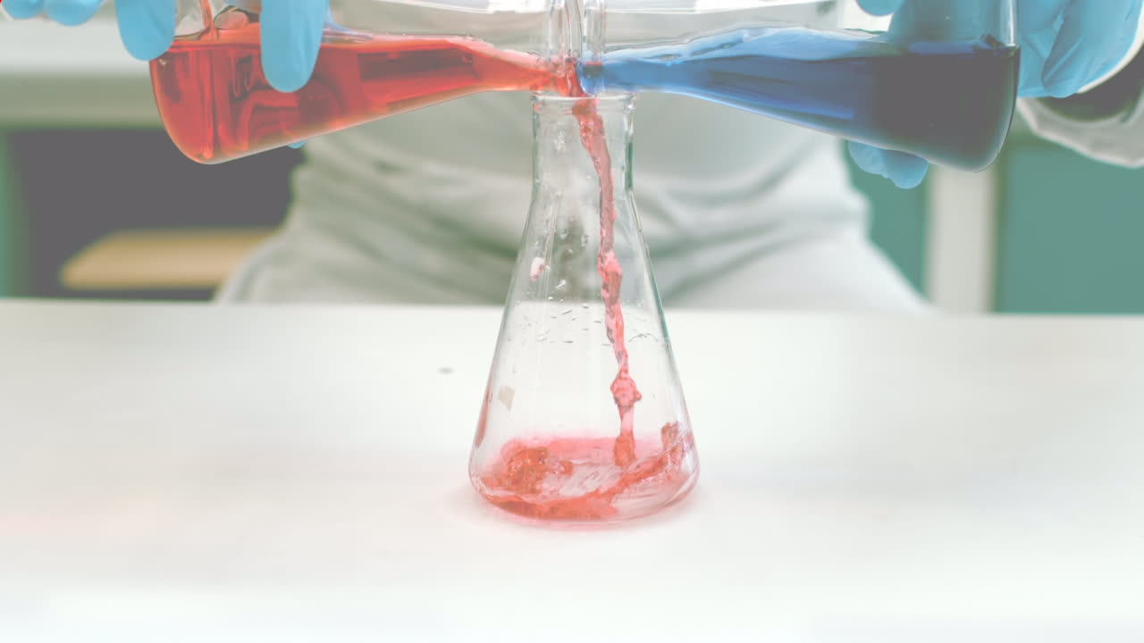 animación de formas rojas sobre el científico en el laboratorio