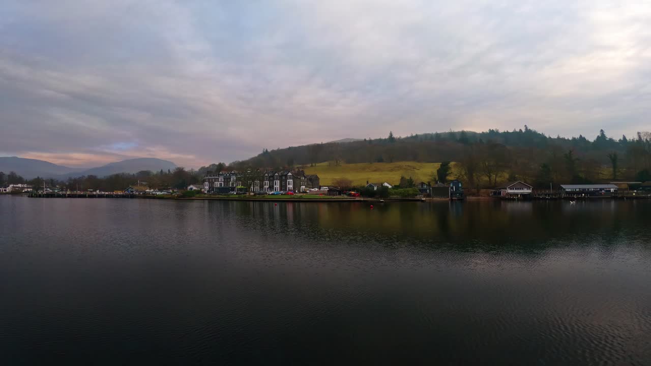 Pemandangan Berkabut di atas Danau Windermere di Taman Nasional Lake District Inggris