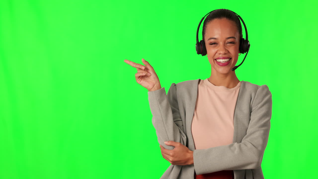 mujer joven, centro de llamadas y punto por verde