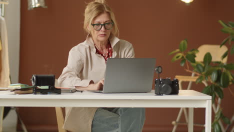 mujer de negocios sénior trabajando en una computadora portátil