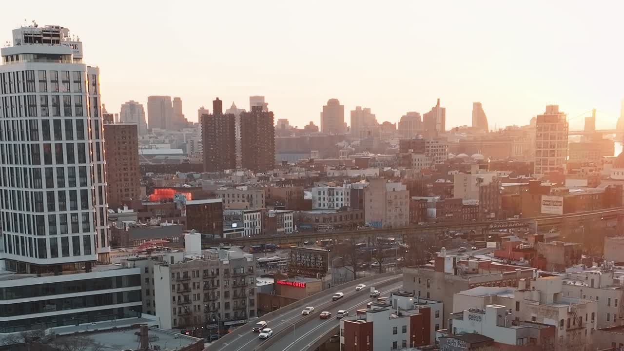 Vista dello skyline della città durante il tramonto a New York, USA, con edifici e strada
