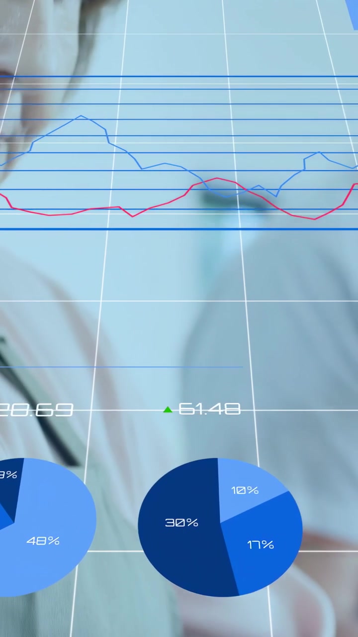 Vertikal video: Kvinde hakker krydderurter på et bræt, kameraet zoomer ud, mens en læge ser på, sundhedsdiagrammer svæver.