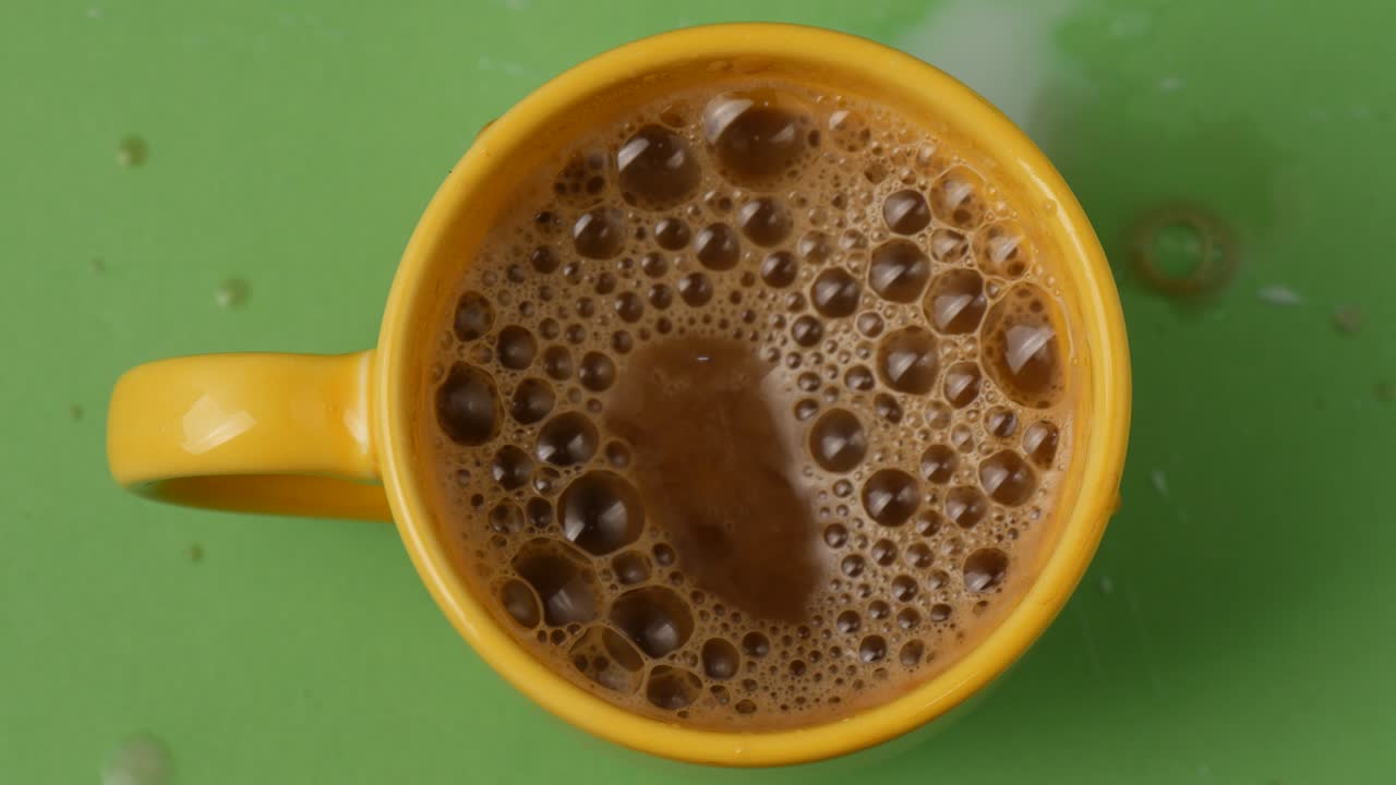 커피 컵 에 우유 를 부는 것