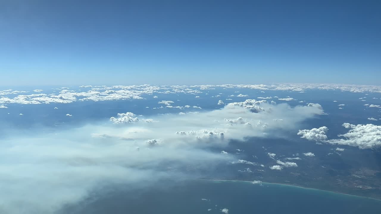 2022년 극심한 여름 폭염 동안 스페인 카스텔론에서 발생한 거대한 화재의 극적인 공중 전망