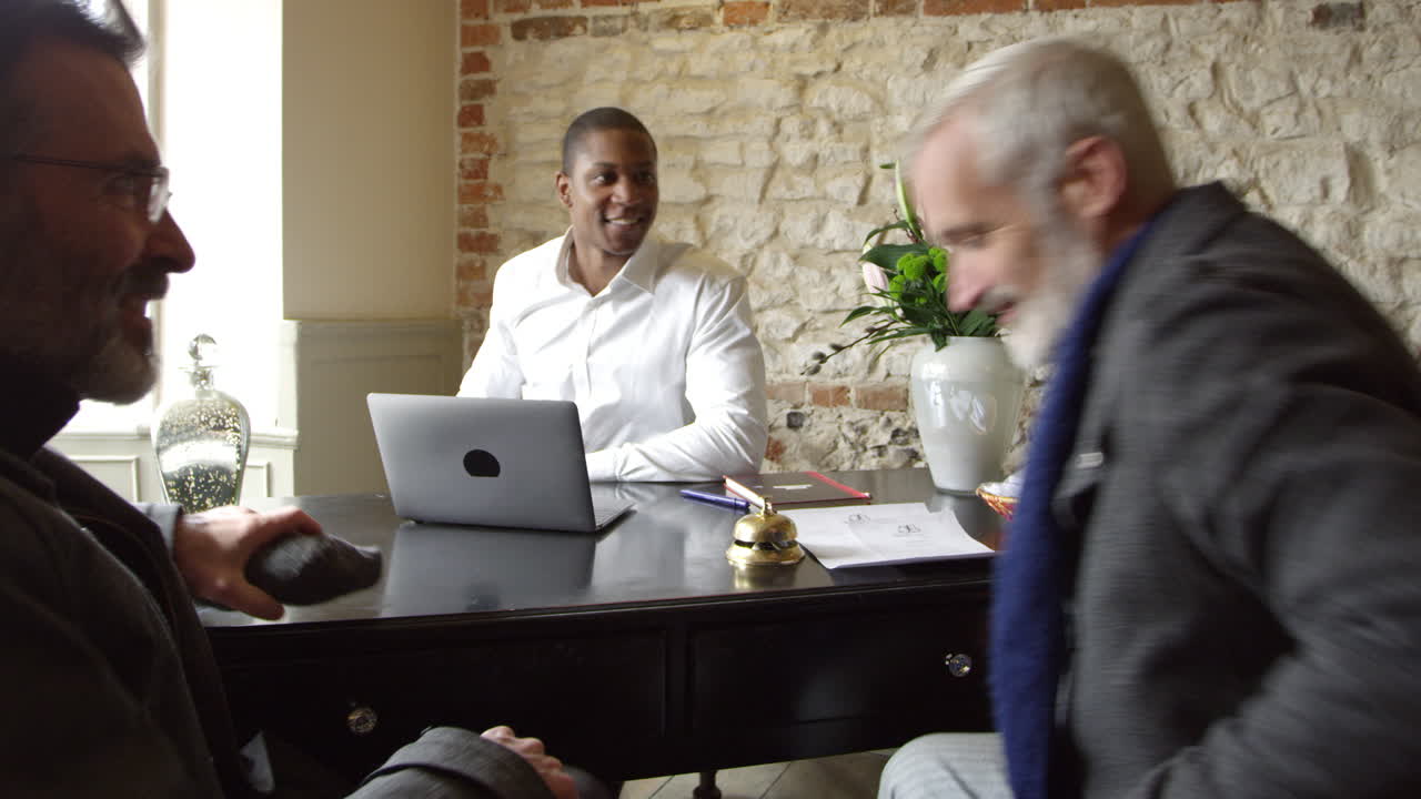 pareja gay registrándose en un hotel boutique filmado en r3d