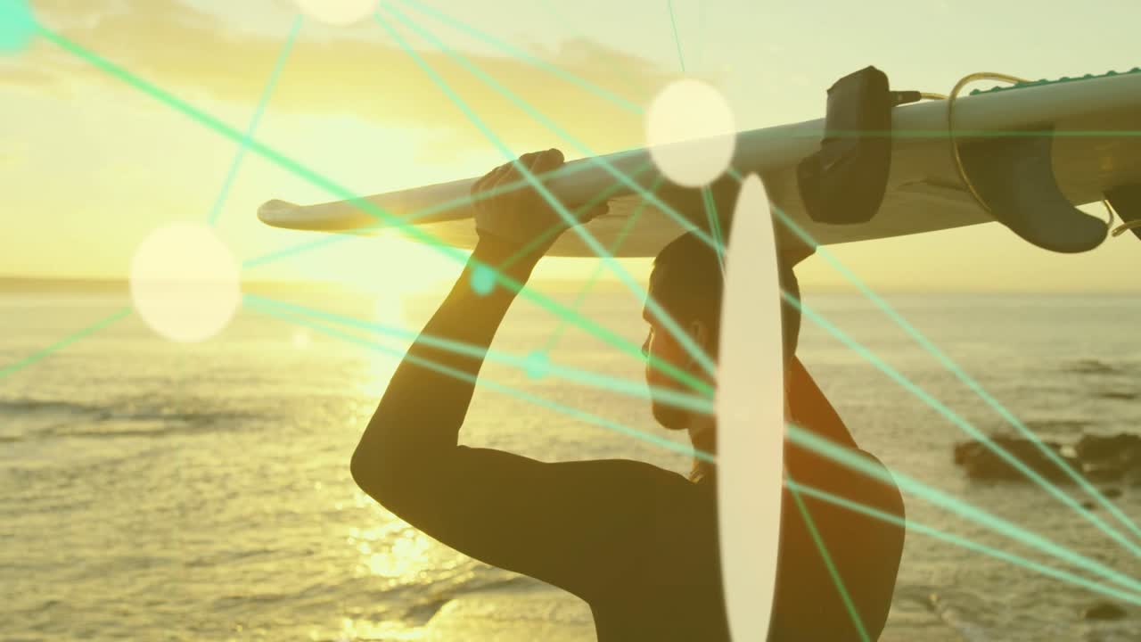 Surfer skanner horisonten og løfter brettet for å surfe mens solen står lavt, turkise noder krysser figuren.