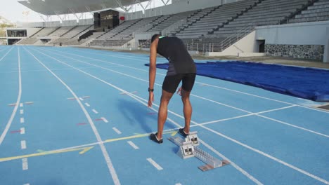 Atleta-Afroamericano-Preparándose-Para-La-Carrera-En-El-Estadio