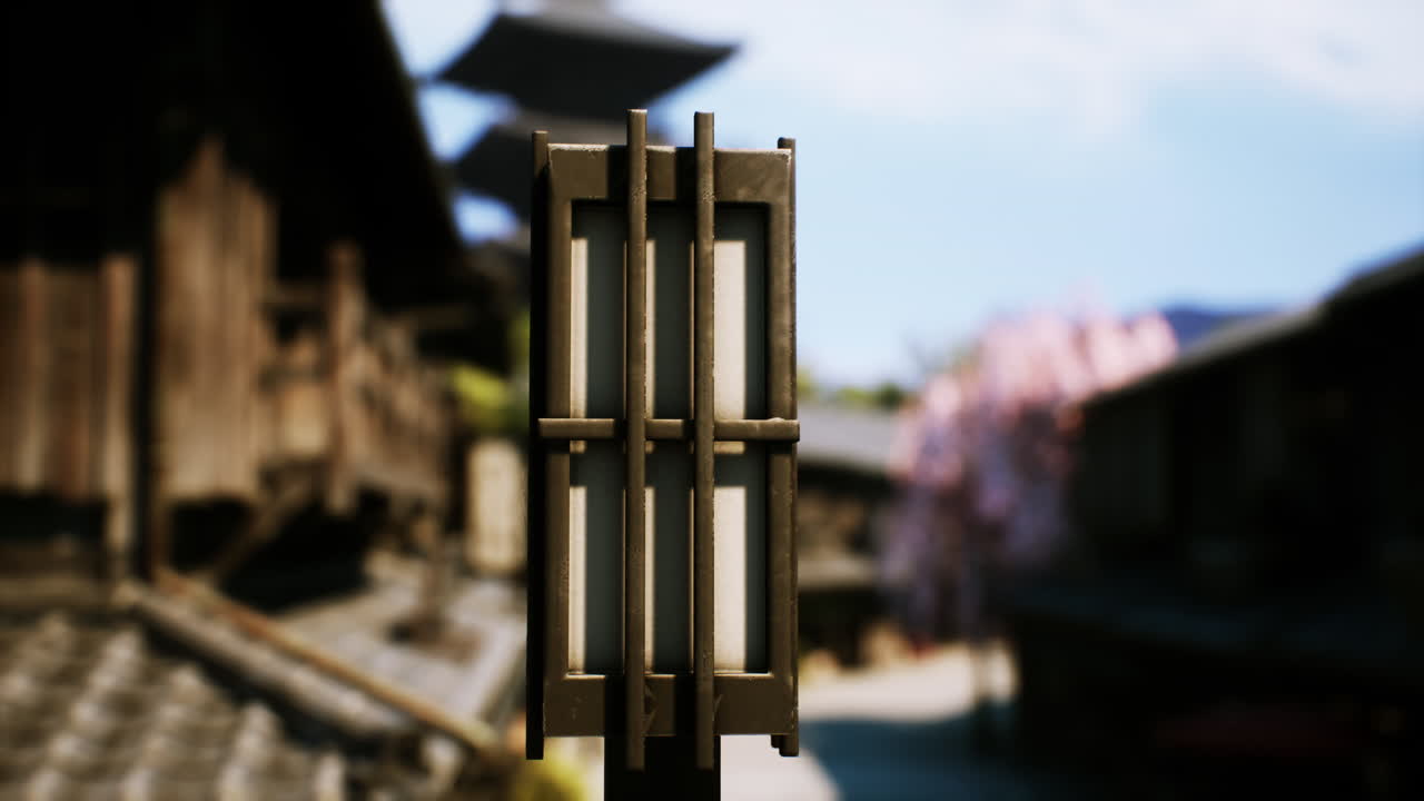 그림 같은 배경 에 있는 전통적 인 일본 랜턴