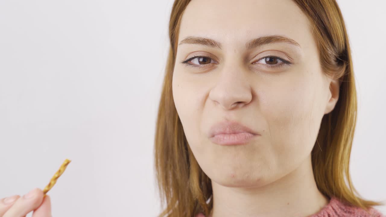 retrato en primer plano de una mujer comiendo galletas.