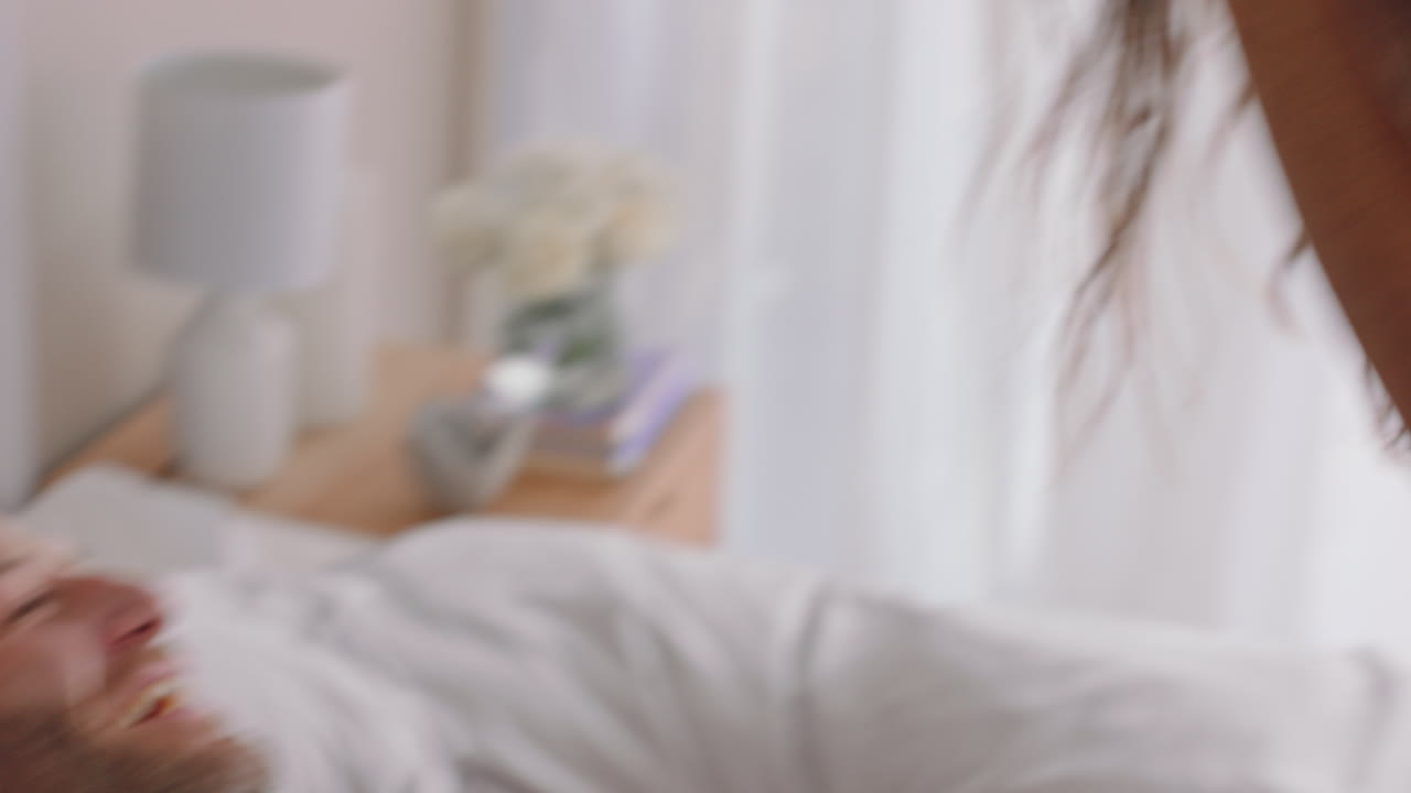 행복한 커플이 카메라를 사용하여 함께 사진을 찍고 침대에서 집에서 재미있게 로맨틱한 관계를 즐기며 서로 사진을 찍고 있습니다.