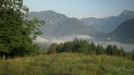 Reveladora-Toma-Deslizante-De-La-Ciudad-Histórica-De-Kobarid-En-El-Valle-De-Soca-El-Día-De-Verano