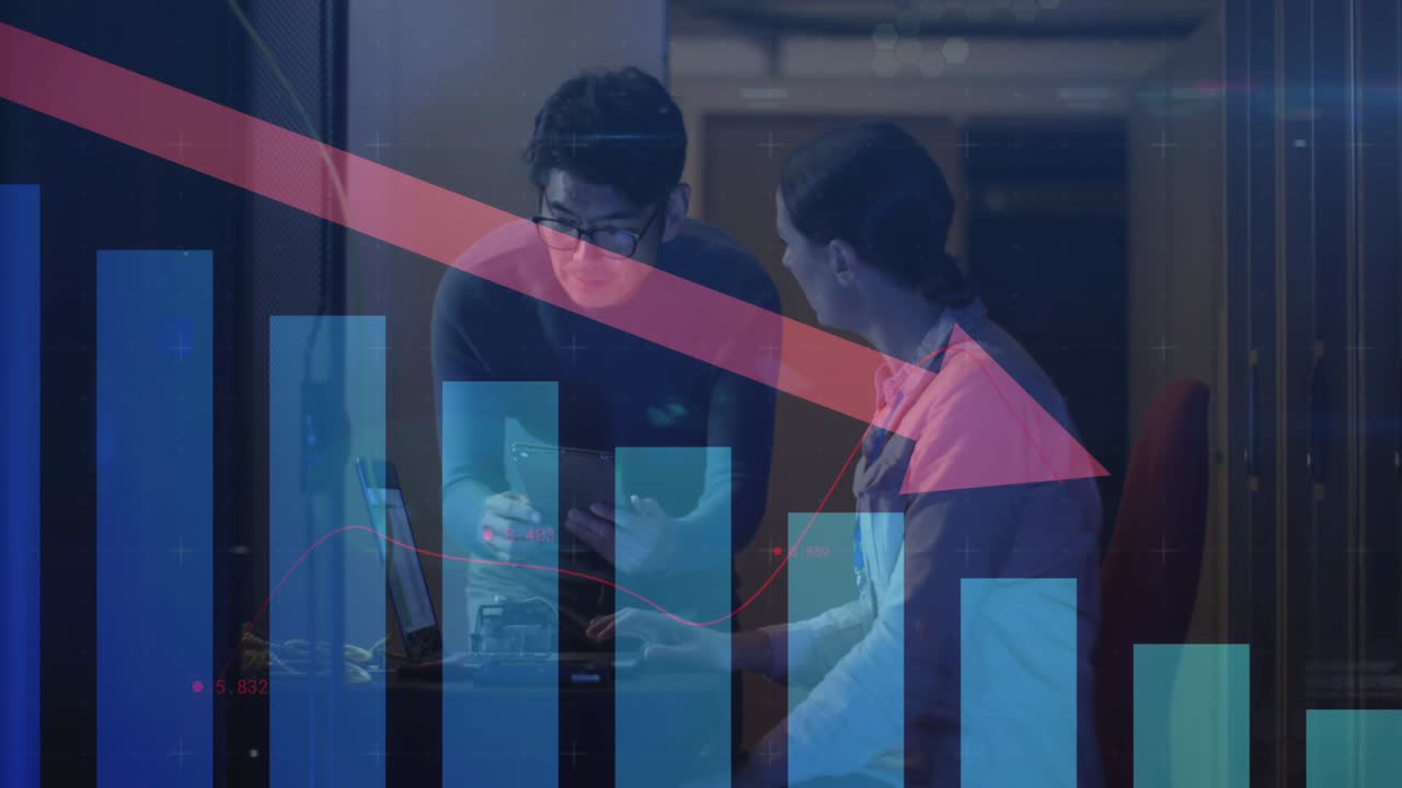 animación de datos y flecha sobre diversos ingenieros informáticos masculinos y femeninos con computadora portátil por servidor de computadora